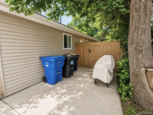4097 Chenlot Lane, Waterford, MI 48328