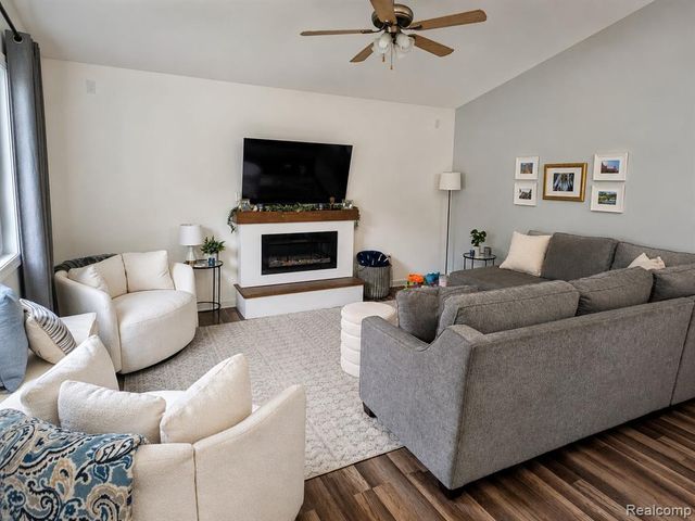 4097 Chenlot Lane, Waterford, MI 48328