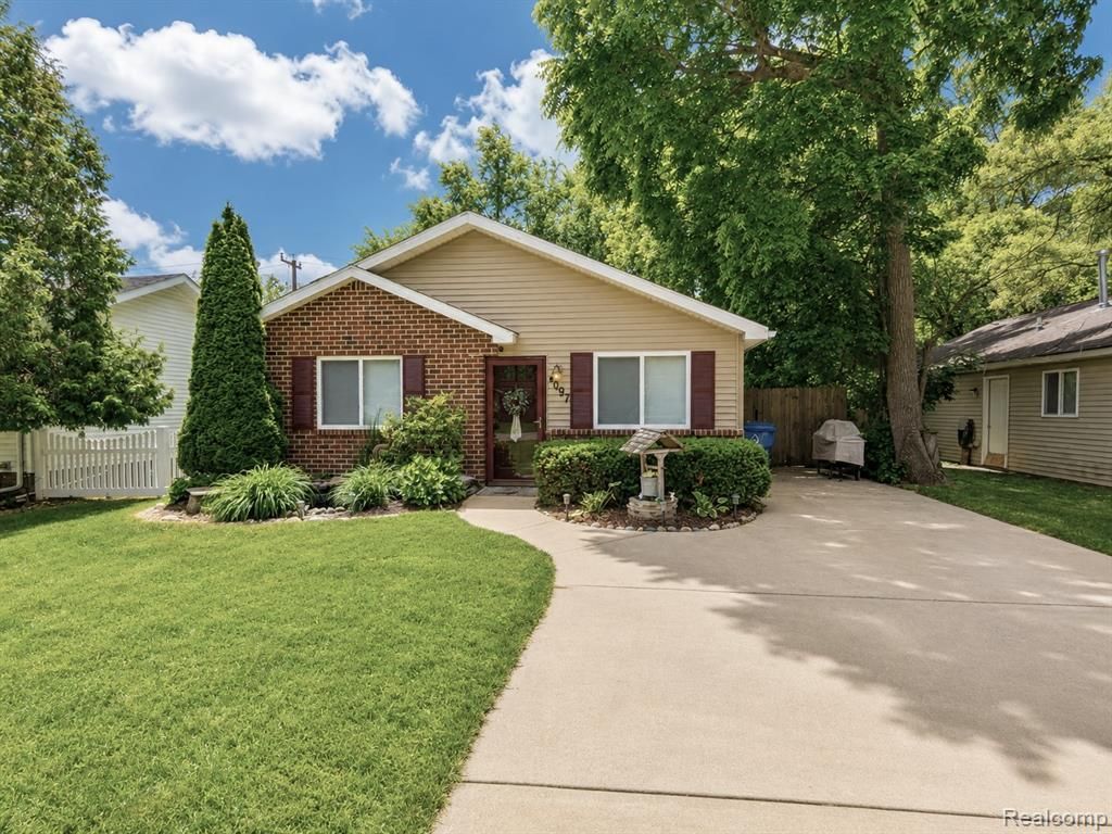 4097 Chenlot Lane, Waterford, MI 48328