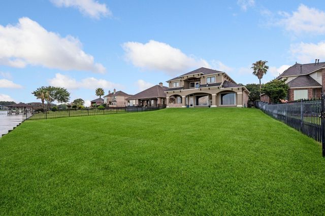 8834 Cross Country Drive, Houston, TX 77346