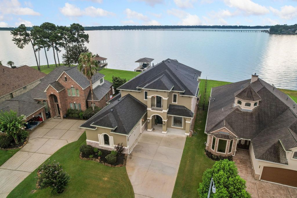 8834 Cross Country Drive, Houston, TX 77346