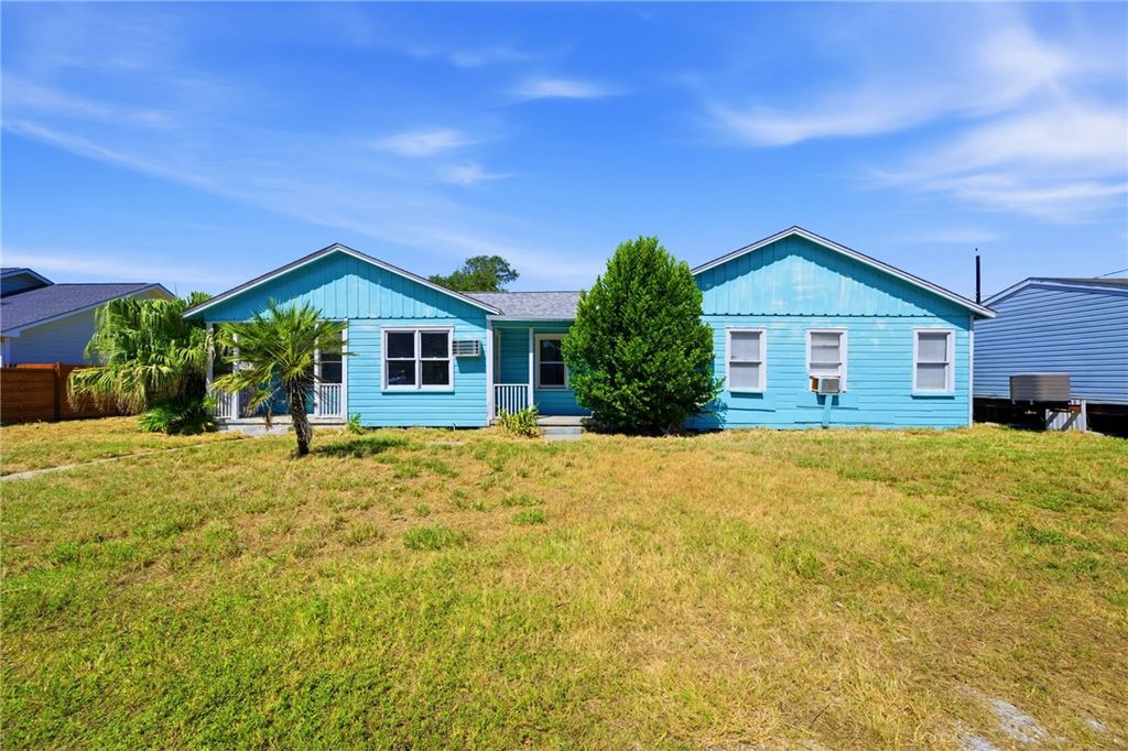 203 S 6th St, Rockport, TX 78382 — exterior