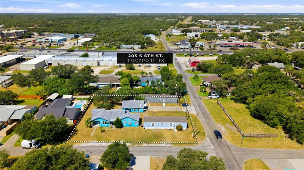 203 S 6th St, Rockport, TX 78382 — photo 2