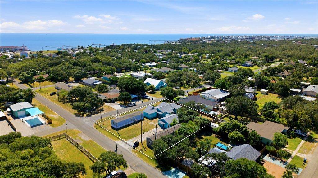 203 S 6th St, Rockport, TX 78382 — photo 3