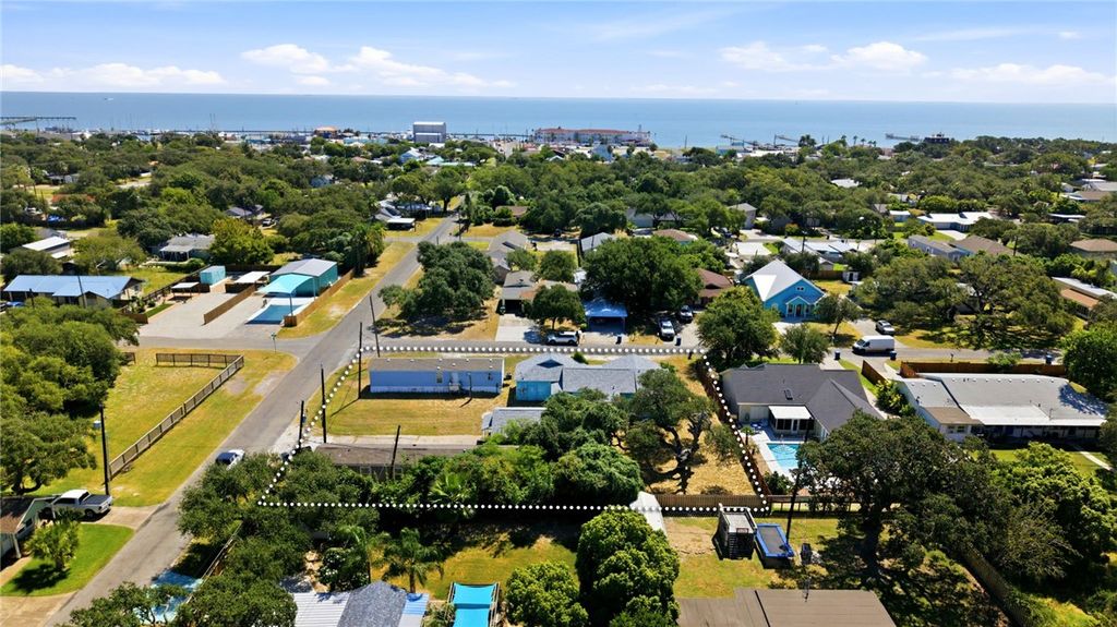 203 S 6th St, Rockport, TX 78382 — photo 4