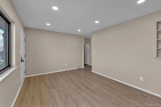 34381 Rosslyn Street, Westland, MI 48185