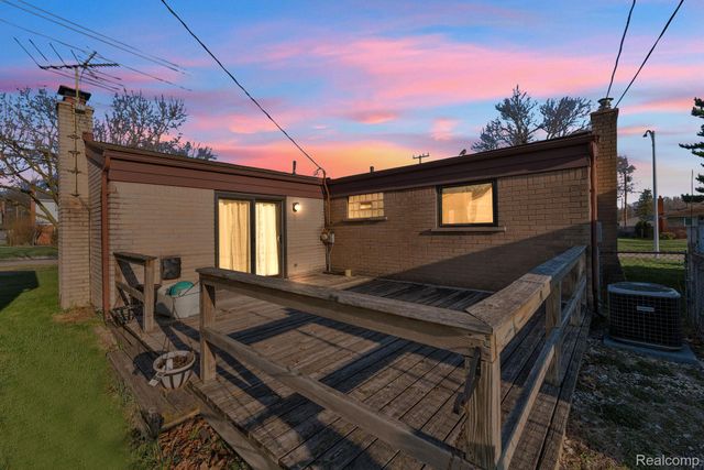 34381 Rosslyn Street, Westland, MI 48185