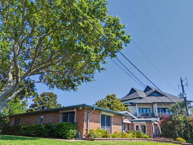 1109 Harbor View Drive, Galveston, TX 77550