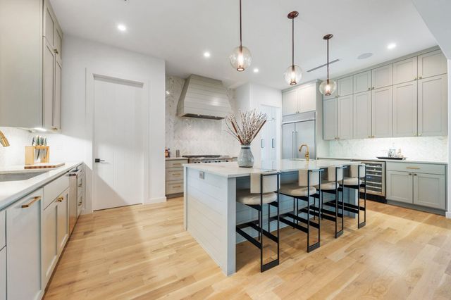 3621 Peregrine Falcon DR, Austin, TX 78746