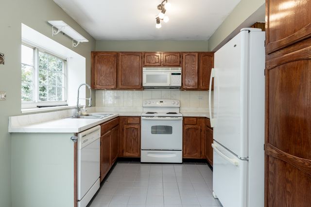 3242 Gresham Lane E Lane, Aurora, IL 60504
