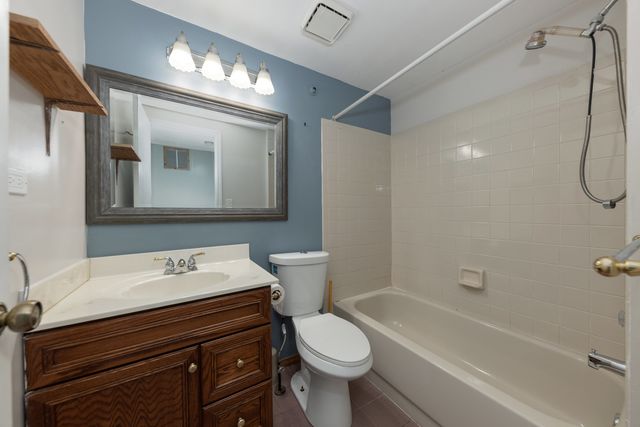 3242 Gresham Lane E Lane, Aurora, IL 60504