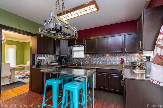 92 E Iroquois Road, Pontiac, MI 48341