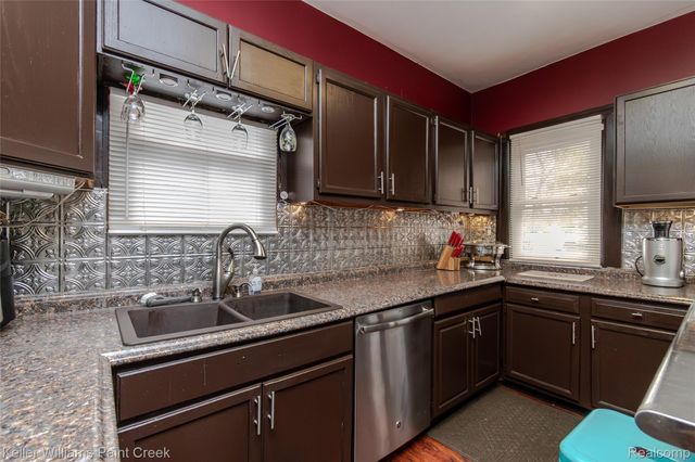 92 E Iroquois Road, Pontiac, MI 48341