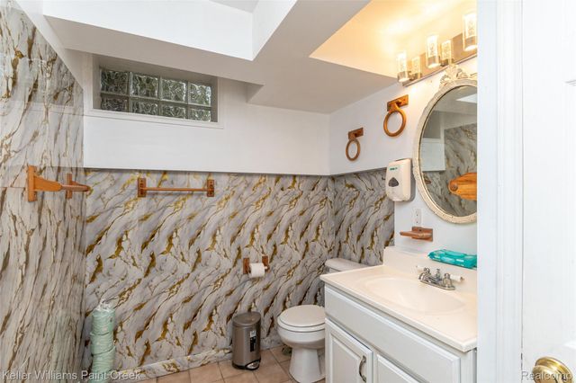 92 E Iroquois Road, Pontiac, MI 48341