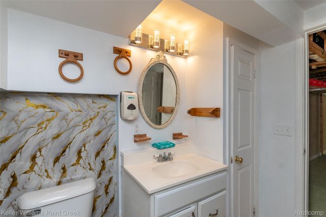 92 E Iroquois Road, Pontiac, MI 48341