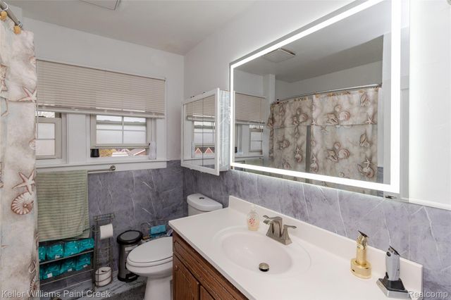 92 E Iroquois Road, Pontiac, MI 48341