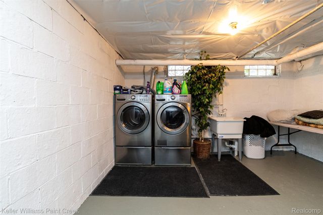 92 E Iroquois Road, Pontiac, MI 48341