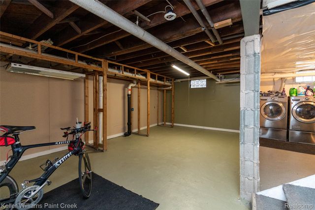 92 E Iroquois Road, Pontiac, MI 48341