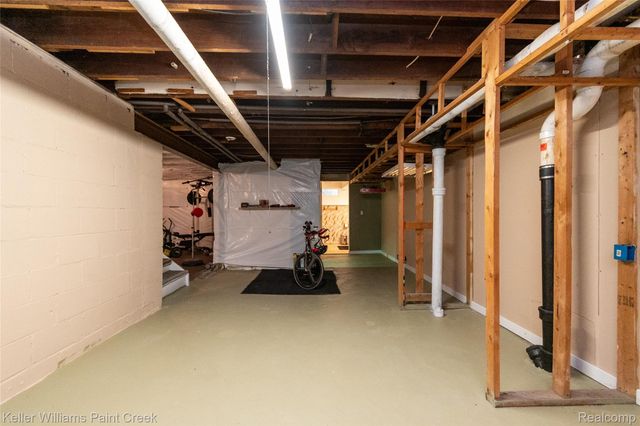 92 E Iroquois Road, Pontiac, MI 48341