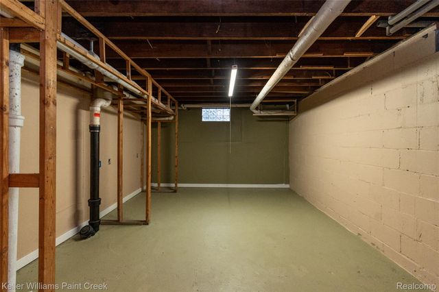 92 E Iroquois Road, Pontiac, MI 48341