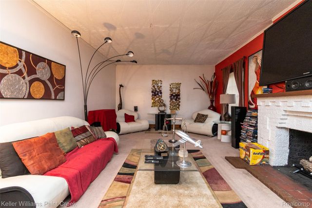 92 E Iroquois Road, Pontiac, MI 48341