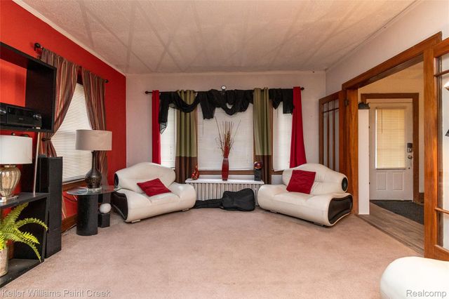 92 E Iroquois Road, Pontiac, MI 48341