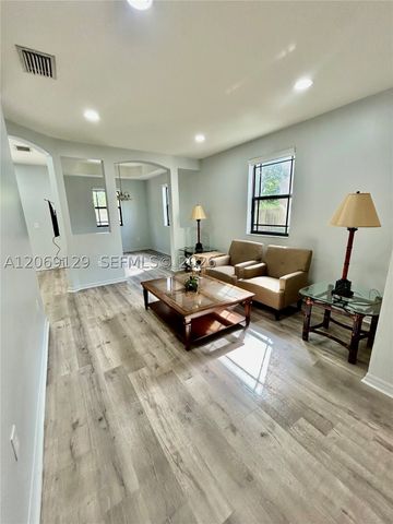 607 NE 35th Ave 607, Homestead, FL 33033
