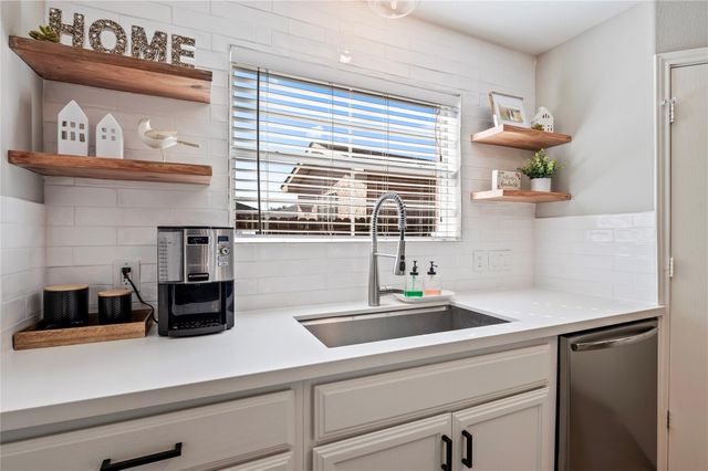 5404 Rio Alamo Street, Rosharon, TX 77583