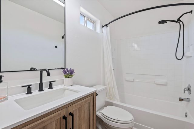 5404 Rio Alamo Street, Rosharon, TX 77583