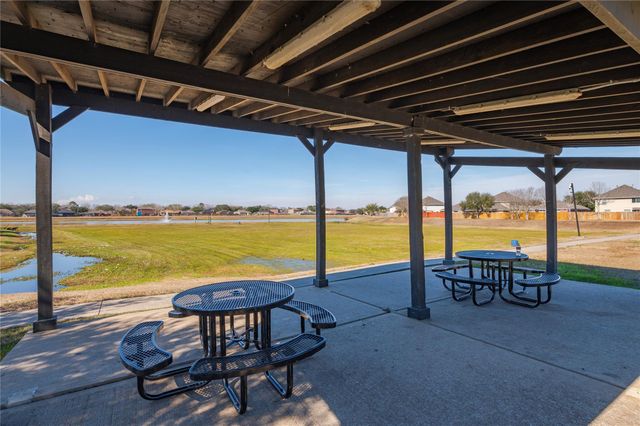 5404 Rio Alamo Street, Rosharon, TX 77583