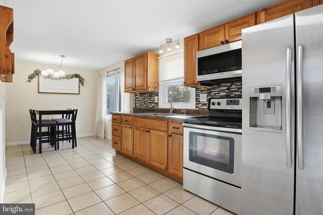 77 E LOCUST LN, New Oxford, PA 17350