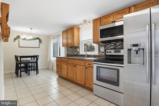 77 E LOCUST LN, New Oxford, PA 17350