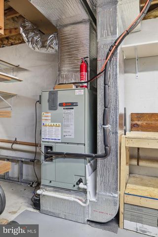 77 E LOCUST LN, New Oxford, PA 17350