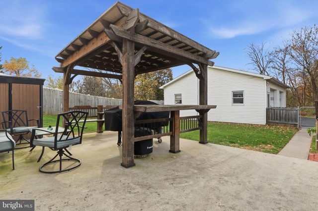 77 E LOCUST LN, New Oxford, PA 17350