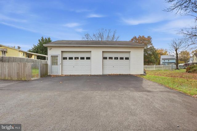 77 E LOCUST LN, New Oxford, PA 17350