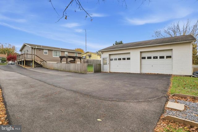 77 E LOCUST LN, New Oxford, PA 17350