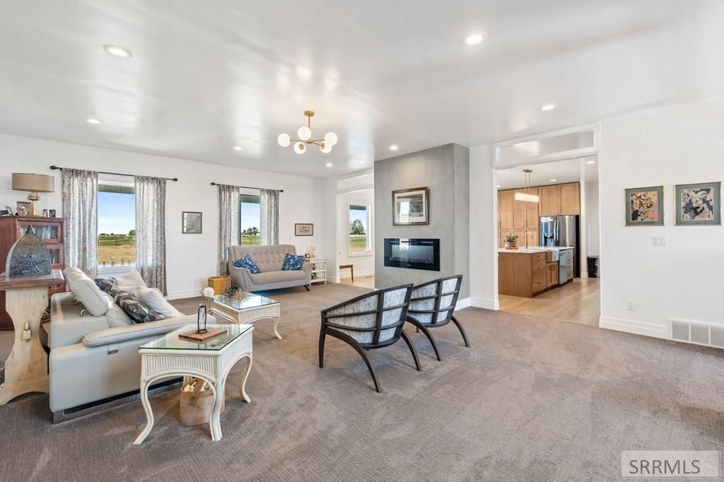 Image 4 of property listing at 956 E 1100 N, Shelley, ID 83274