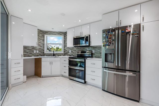 3661 Via Poinciana Road 206, Lake Worth, FL 33461