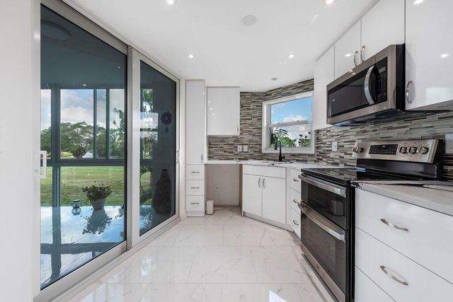 3661 Via Poinciana Road 206, Lake Worth, FL 33461