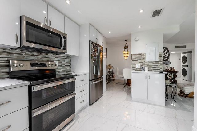 3661 Via Poinciana Road 206, Lake Worth, FL 33461