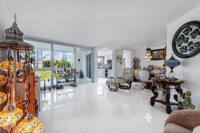 3661 Via Poinciana Road 206, Lake Worth, FL 33461
