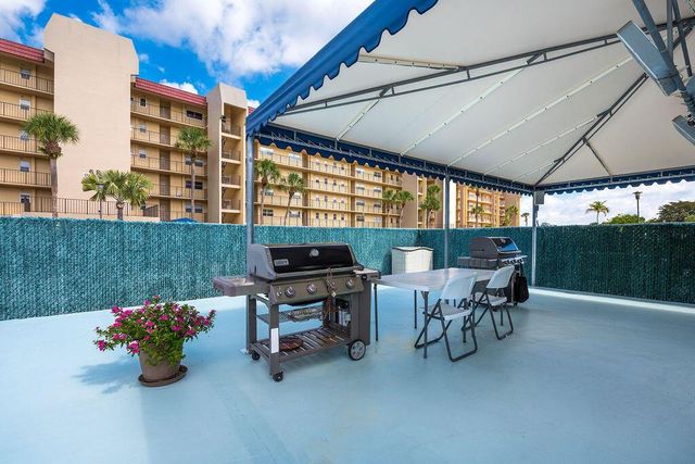 3661 Via Poinciana Road 206, Lake Worth, FL 33461