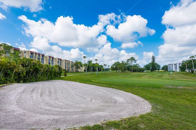 3661 Via Poinciana Road 206, Lake Worth, FL 33461