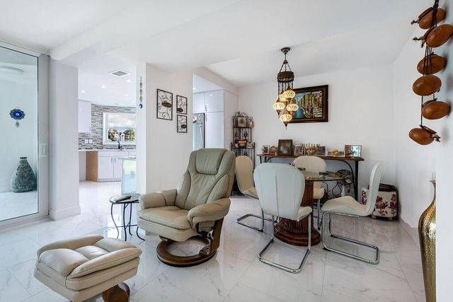 3661 Via Poinciana Road 206, Lake Worth, FL 33461