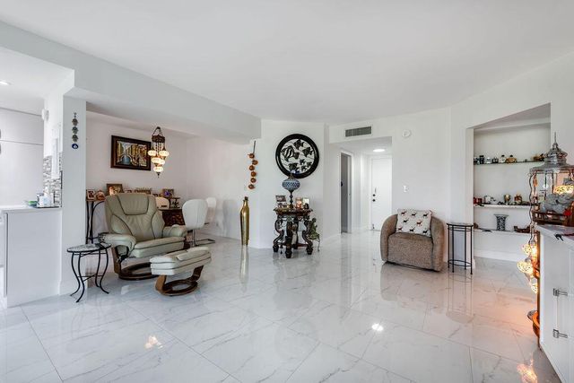 3661 Via Poinciana Road 206, Lake Worth, FL 33461