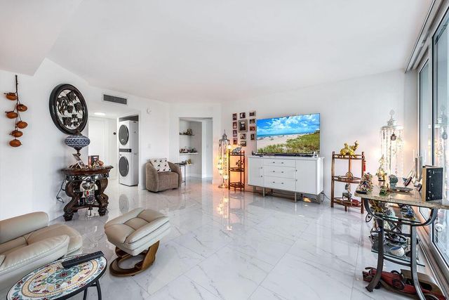 3661 Via Poinciana Road 206, Lake Worth, FL 33461