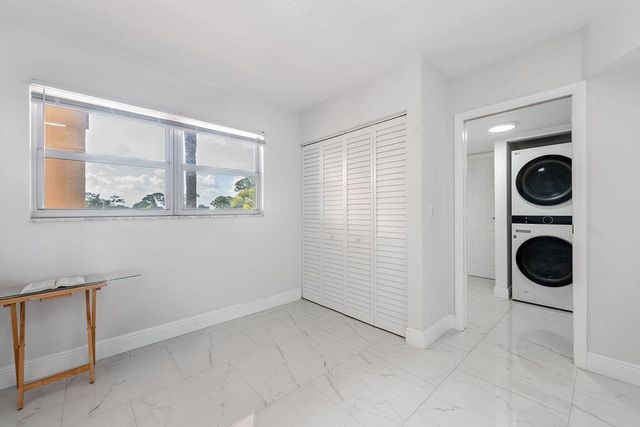 3661 Via Poinciana Road 206, Lake Worth, FL 33461