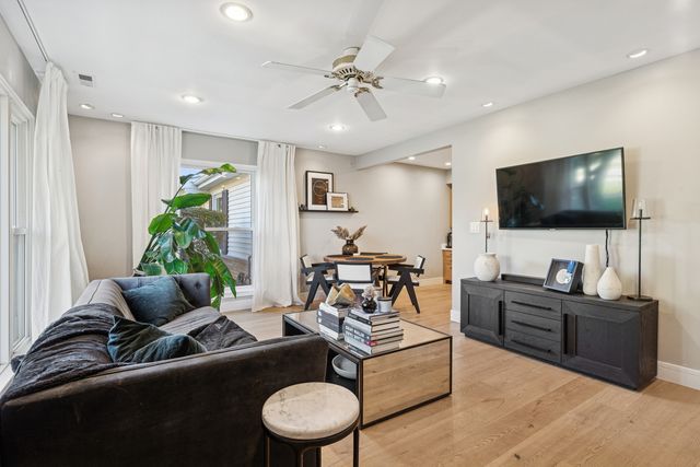 837 Pahl Road 837, Elk Grove Village, IL 60007