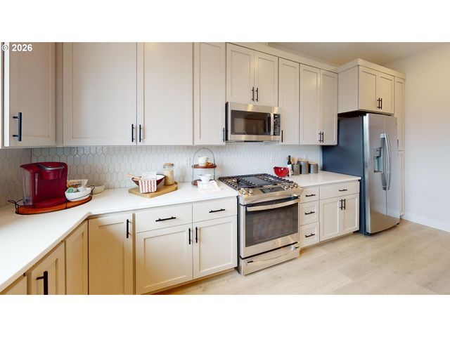 16786 Sw LEAF Ln, Portland, OR 97224