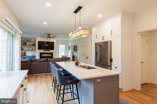 866 STONEBRIDGE DR, Lancaster, PA 17601